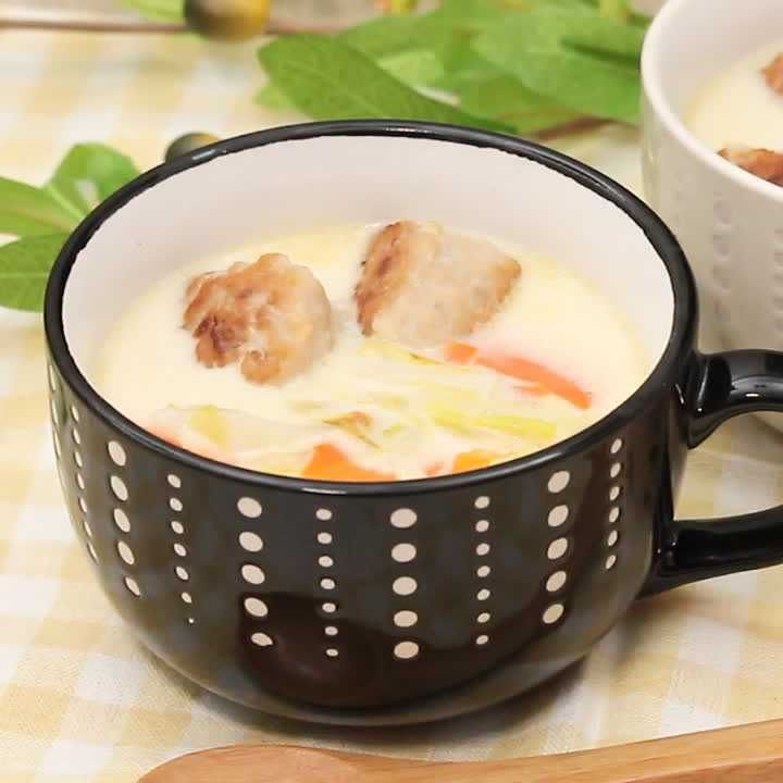 ボリュームたっぷり 白菜と鶏団子のクリームスープのレシピ動画 作り方 Delish Kitchen