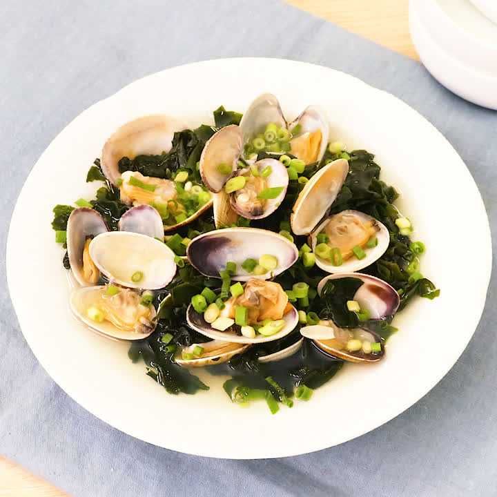 わかめとあさりの酒蒸し
