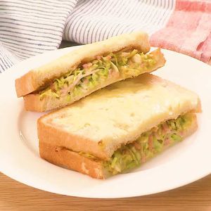 「たっぷりキャベツのお好み焼き風サンドイッチ」のレシピ動画