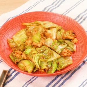 「キャベツと卵のオイスターソース炒め」のレシピ動画