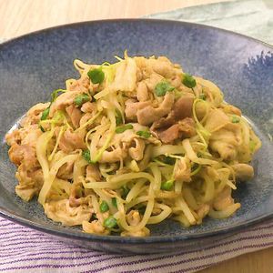 「豚肉ともやしのカレー炒め風」のレシピ動画
