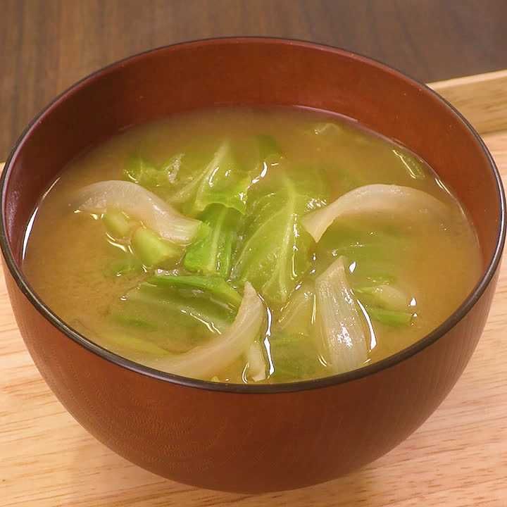 春キャベツと新玉ねぎの味噌汁