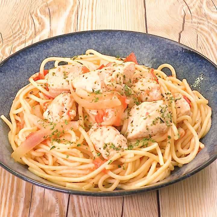鶏むね肉とトマトのガーリックパスタ