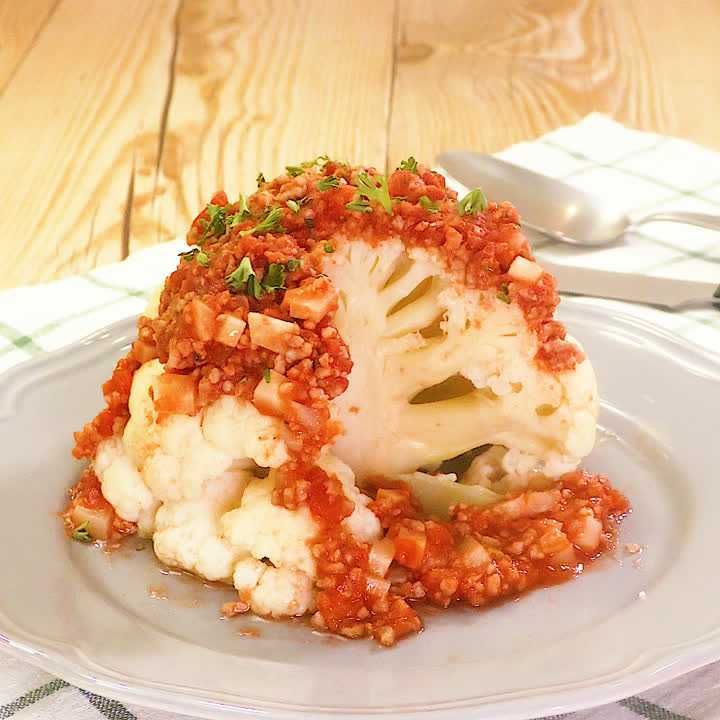 丸ごとカリフラワーのミートソースがけ