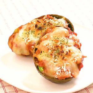 「アボカドのミートソース焼き」のレシピ動画