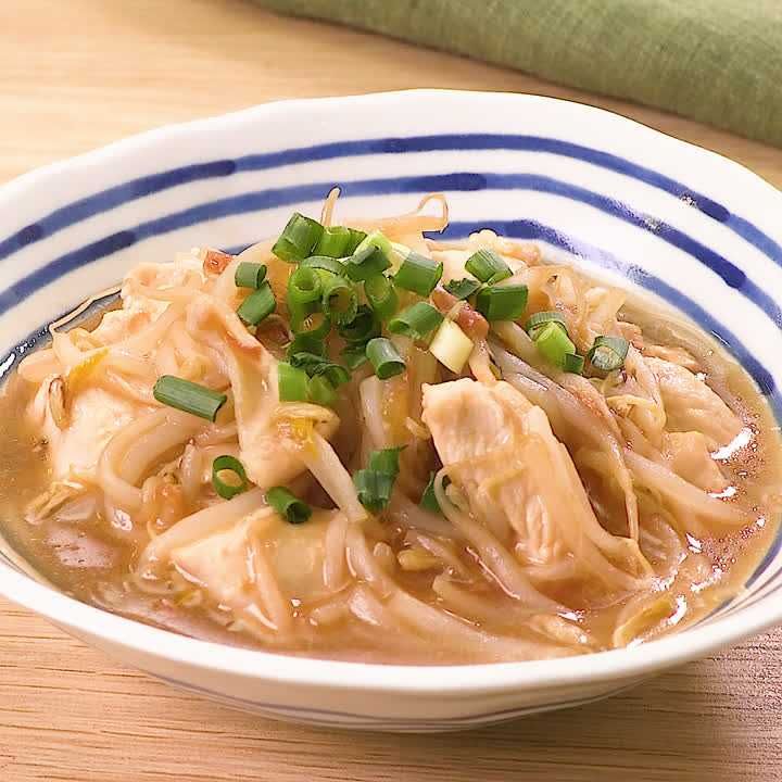 梅でさっぱり♪ 鶏肉ともやしの梅煮のレシピ動画・作り方 | デリッシュ