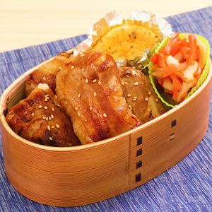 「肉巻きおにぎり弁当」のレシピ動画
