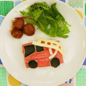 「[幼児食　2歳頃〜]消防車おにぎり」のレシピ動画