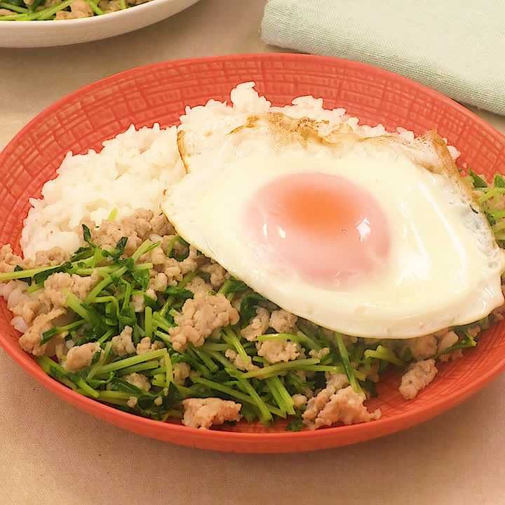 豆苗と鶏ひき肉のエスニック丼