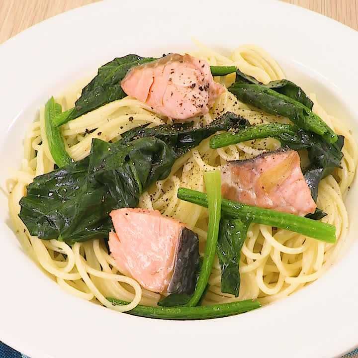 鮭とほうれん草のガーリックパスタ