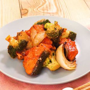 「鮭の豆板醤マヨ炒め」のレシピ動画