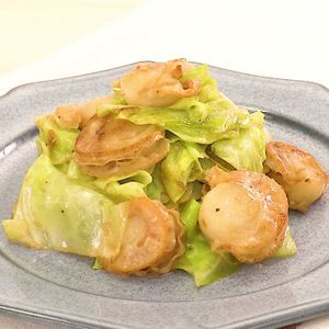 ホタテとキャベツのガリバタ炒め