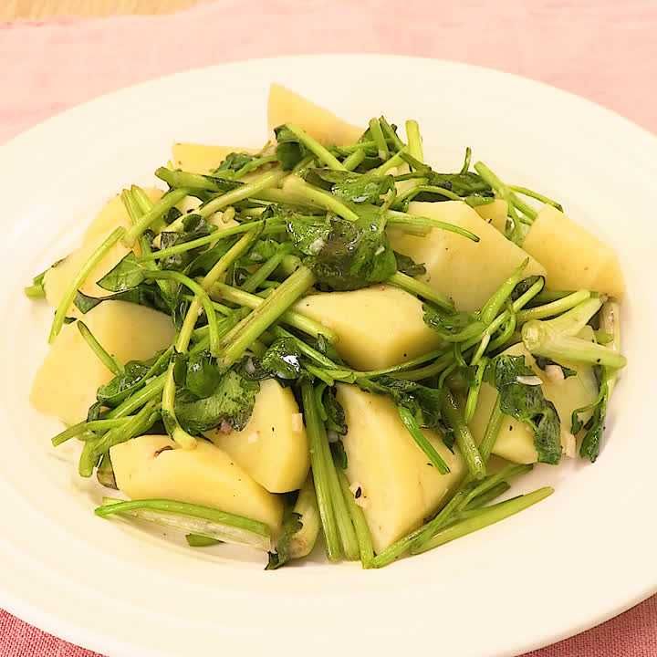 じゃがいもとせりのアンチョビ炒め