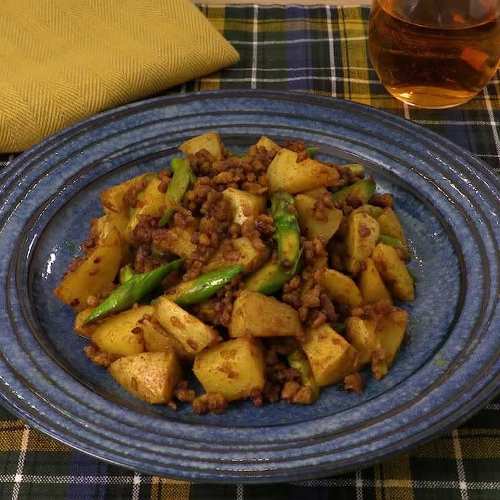 新じゃがとアスパラのカレーそぼろ炒め