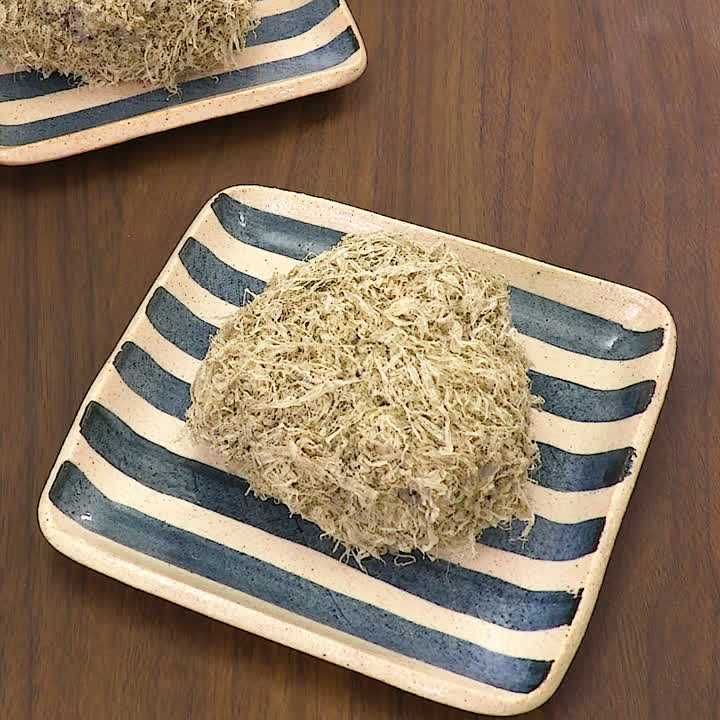 とろろ昆布と赤しそふりかけのおにぎり