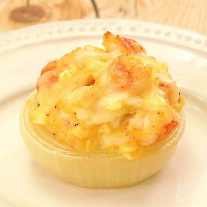 玉ねぎカップのタルタルえびグラタン