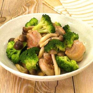 「ブロッコリーと鶏肉のガーリック炒め」のレシピ動画