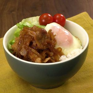 「豚ロース肉の照りたま丼」のレシピ動画