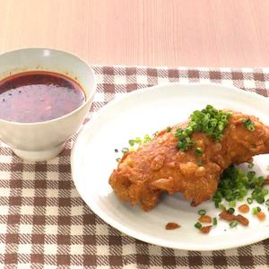 「スープだれで食べる　鶏もも肉の1本揚げ」のレシピ動画