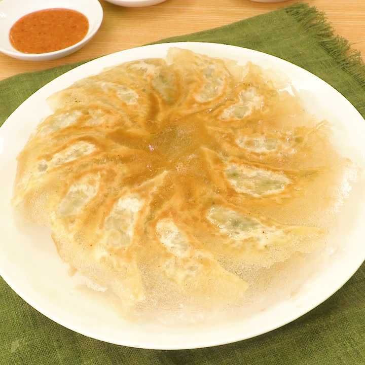 羽がパリパリ 焼き餃子のレシピ動画 作り方 Delish Kitchen 羽がパリパリ 焼き餃子のレシピ動画 作り方 Delish Kitchen