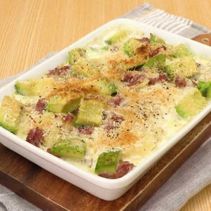 「コンビーフとアボカドのポテトグラタン」のレシピ動画