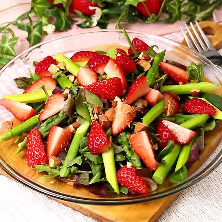 いちごとアスパラのサラダ