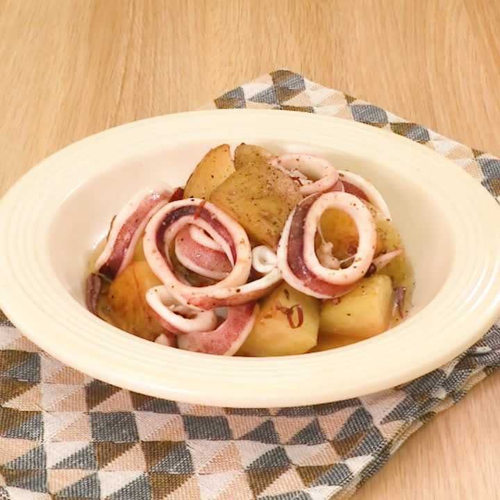 新じゃがいもとイカのガーリック炒め