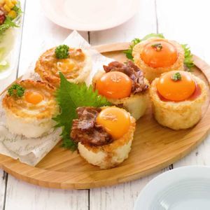 「半熟卵のごはんカップ3品」のレシピ動画