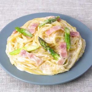 「アスパラとベーコンのクリームパスタ」のレシピ動画