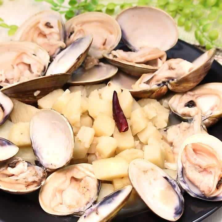 はまぐりとじゃがいものアンチョビ炒め