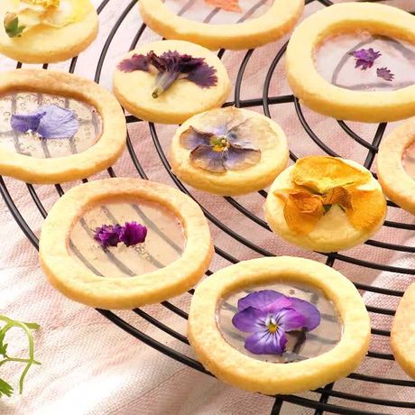 透かしてキラキラ お花のステンドグラスクッキーのレシピ動画 作り方 Delish Kitchen
