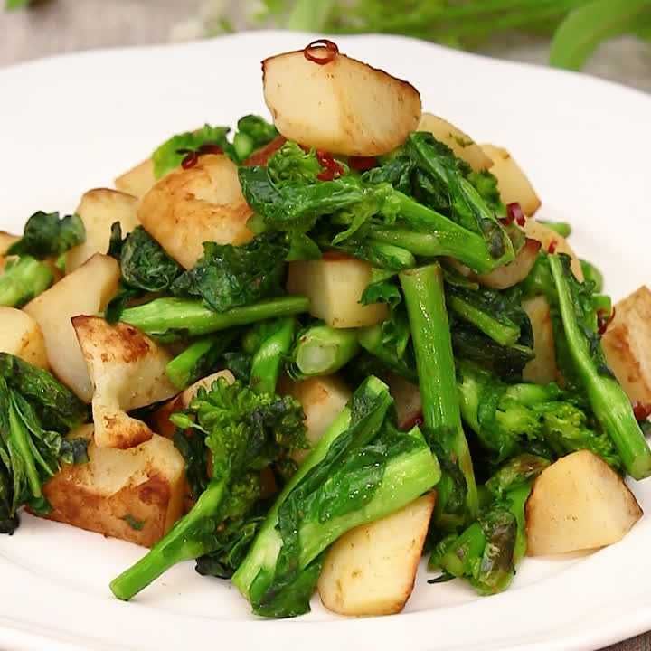 おつまみにもおかずにも じゃがいもと菜の花のアンチョビ炒めのレシピ動画 作り方 Delish Kitchen