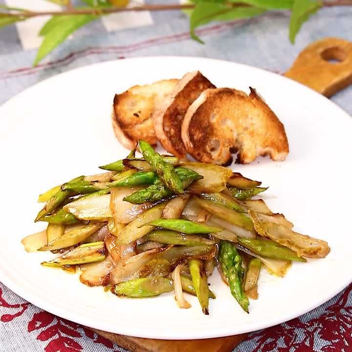 チコリーとアスパラのアンチョビ炒め