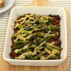 「アスパラとミートソースの簡単グラタン」のレシピ動画