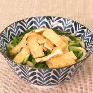 「刻みねぎとお揚げの煮干しだしうどん」のレシピ動画