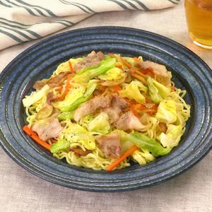 「キャベツと豚バラの塩焼きそば」のレシピ動画