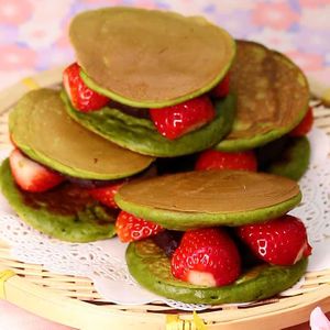 「いちごの抹茶どら焼き」のレシピ動画