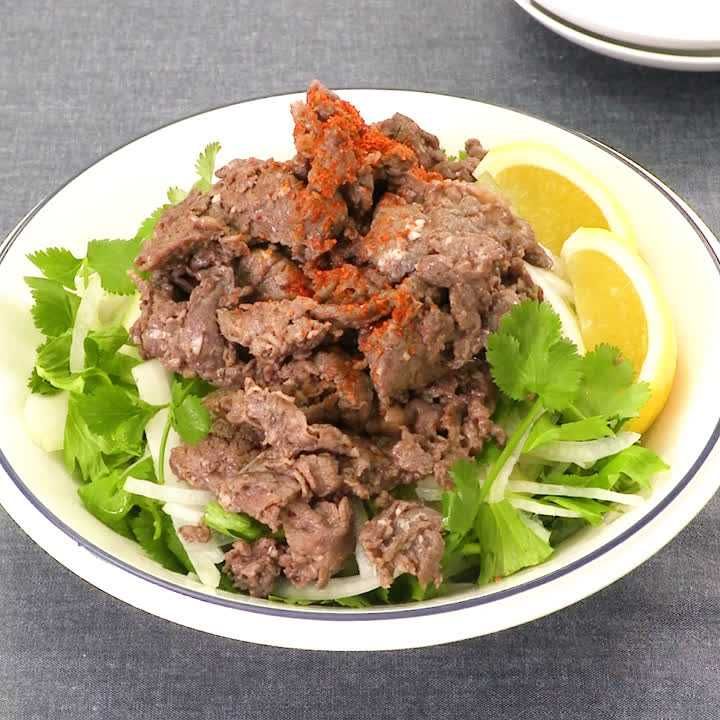 牛こま肉のにんにく塩麹炒めサラダ