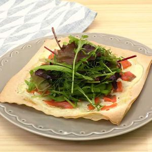 「サーモンとハーブの春巻きピザ」のレシピ動画