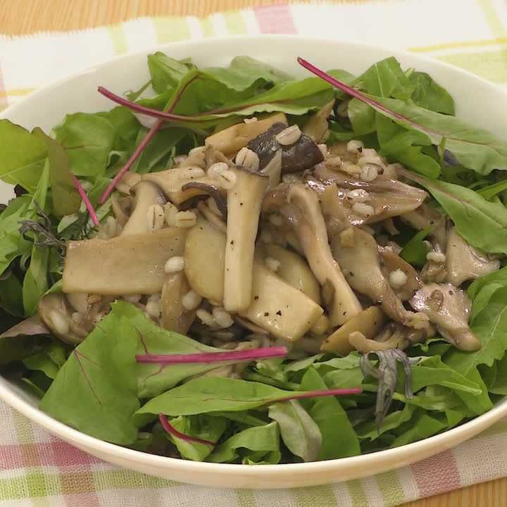 きのこと押し麦のサラダ