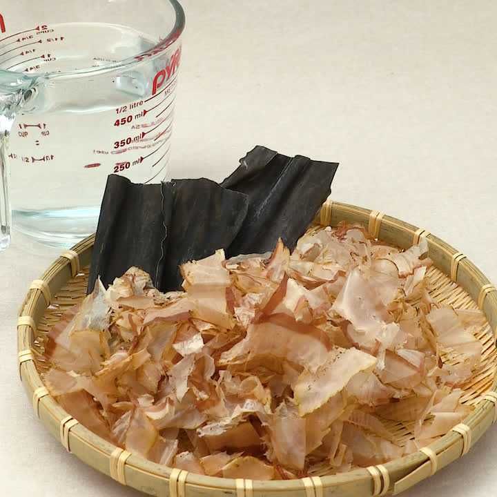 基本の出汁の作り方! 合わせだしのレシピ動画・作り方 | DELISH KITCHEN