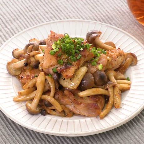 手軽に作れる 鶏肉としめじのめんつゆマヨ炒めのレシピ動画 作り方 Delish Kitchen