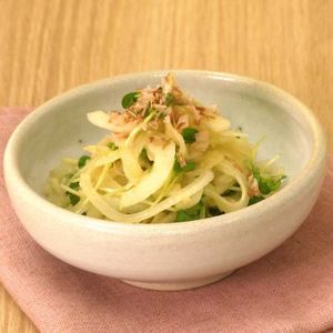 新玉ねぎとかいわれの柚子胡椒あえ