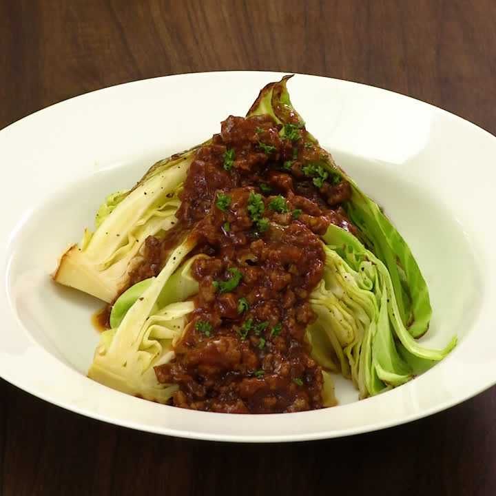 キャベツのミートソースがけ