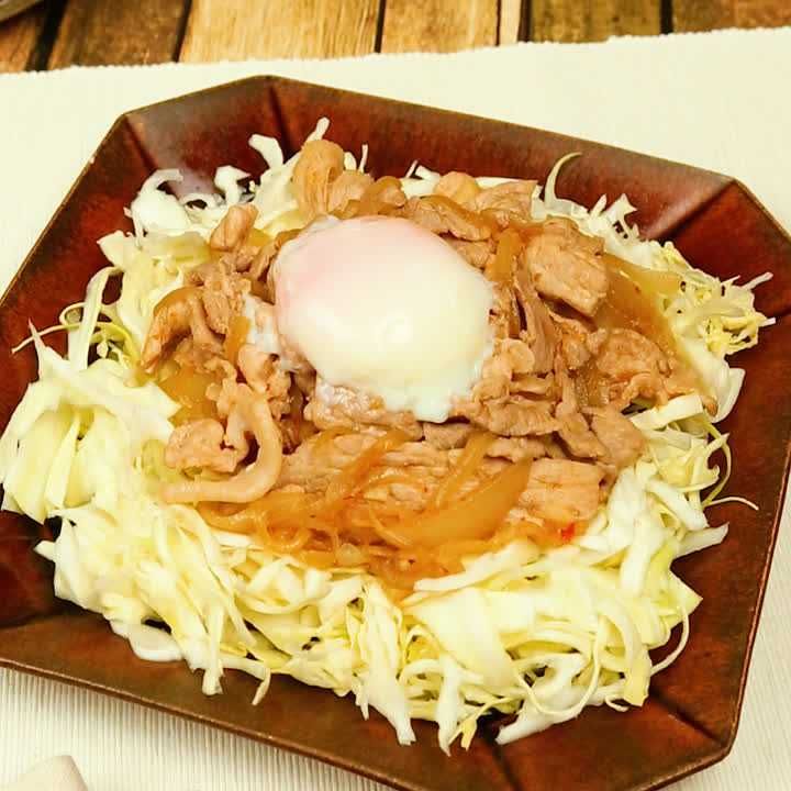 豚こま炒めの温玉のせ