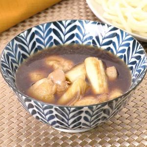 「鶏肉と焼きねぎのつけうどん」のレシピ動画