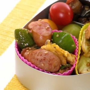 「ウインナーと卵のごま炒め」のレシピ動画