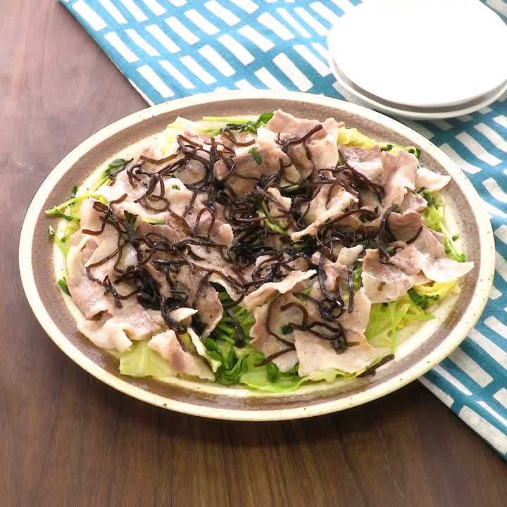 豆苗と豚バラ肉の塩昆布蒸し