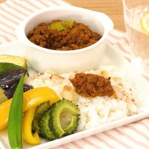 「夏野菜のキーマカレー」のレシピ動画