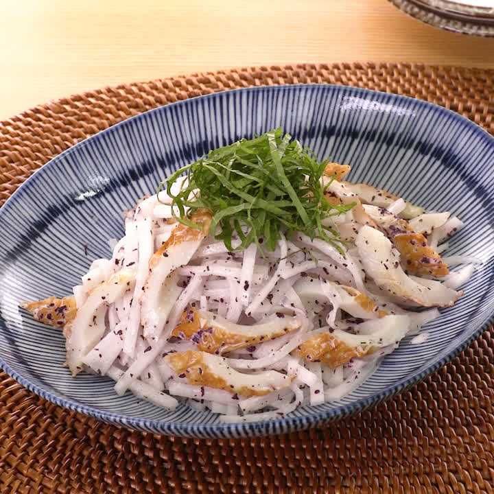 大根とちくわの赤しそサラダ